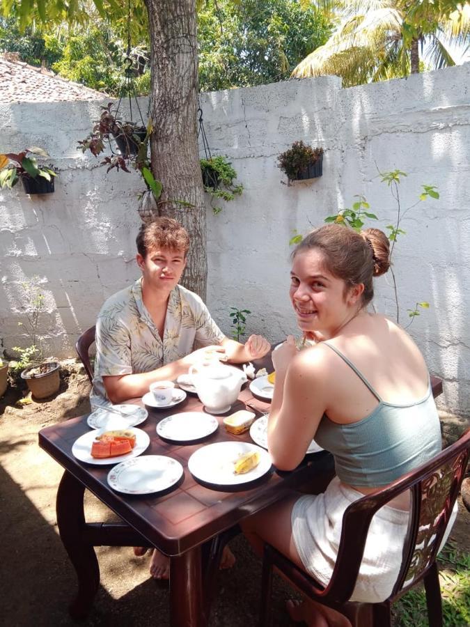 Menaka Homestay 탕갈레 외부 사진
