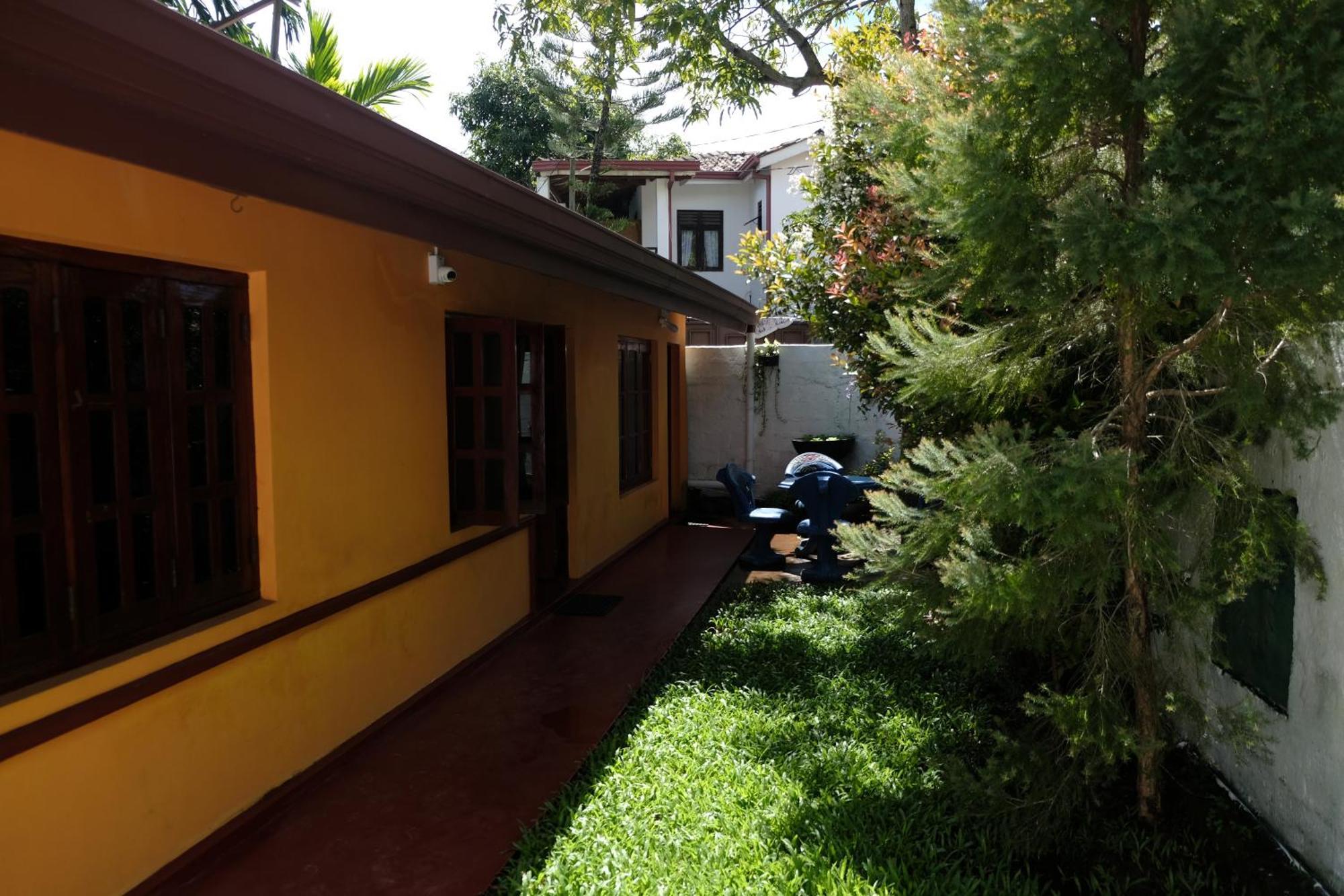 Menaka Homestay 탕갈레 외부 사진